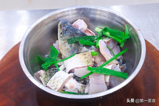 美食制作：鱼肉火锅，鱼片腌制完成